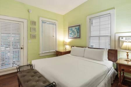 Curry House - Pool, King Bed & Balcony! Room 7 Кей Уест Екстериор снимка