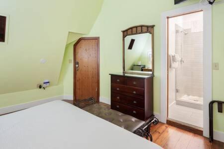 Curry House - Pool, King Bed & Balcony! Room 7 Кей Уест Екстериор снимка